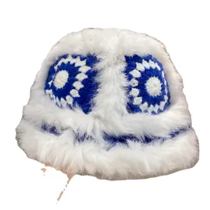 Cappello da pescatore in pelliccia di coniglio lavorato a uncinetto blu e bianco per inverno.