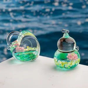 Vue de detail des porte-cles de sable mouvant transparents avec de jolies fleurs de lotus.