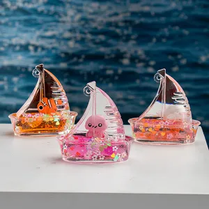 Vue détaillée du porte-clés liquide bateau en acrylique clair avec animaux marins mignons.