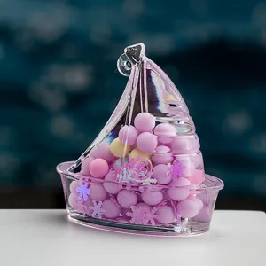Pendentif voilier transparent porte-clés liquide perles colorées détail vue macro