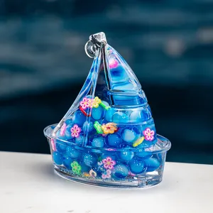 Vue détaillée d'une bouteille de sable mouvant en acrylique transparent avec perles et fleurs.
