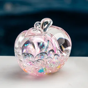 Gros plan détaillé d'un ornement transparent en forme de pomme bouteille de sable