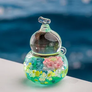 Porte-clés bouteille de sable mouvant liquide vert avec pendentif lotus et beaux détails.