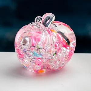 Détail en gros plan d'une bouteille pomme à paillettes liquides, décoration de bureau.