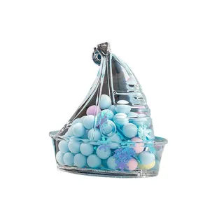 Pendentif breloque bateau en acrylique transparent avec perles pastel colorées pour sac à dos.
