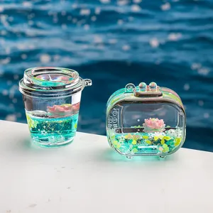 Porte-clés liquide en acrylique transparent avec lotus flottant et paillettes vertes.