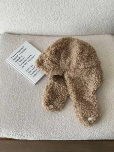 Caldo cappello da aviatore in morbido pile di agnello marrone, cuffia invernale con paraorecchie.