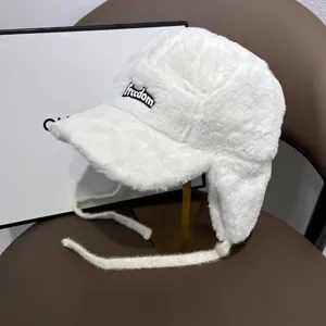 Weißes Plüsch-Trapper-Mützen-Detail, dicke warme Winter-Ohrenklappenmütze mit Stickerei.