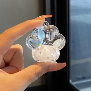 Gros plan sur le détail du porte-clés sable mouvant liquide patte chat en acrylique.