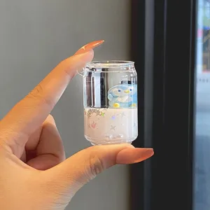 Gros plan détail du joli porte-clés pendentif pinguin liquide sable mouvant.