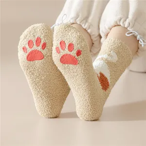 Chaussettes d'intérieur douillettes en polaire corail pour femme, motif chat mignon hiver.