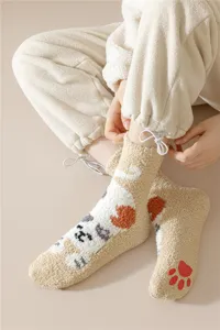 Chaussettes de maison en peluche douce avec motif de chat mignon et semelle antidérapante.