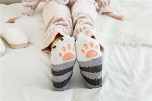 Chaussettes douillettes en polaire corail avec détails de pattes de chat antidérapantes.