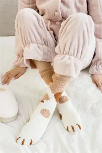 Gros plan détail chaussettes de sol chat corail molletonné femme hiver douillet.
