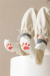 Gros plan détaillé de chaussettes douillettes en polaire corail avec jolies pattes de chat.