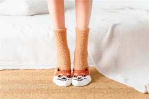 Flauschige warme Korallenfleece Socken Detail, süßes Cartoon Tier Design, dicke Winterkleidung.