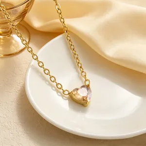 Collana con catena in zircone a cuore dorato, gioielli eleganti da donna vista principale.