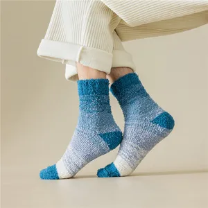 Nahaufnahme kuscheliger blauer Flauschsocken für Herren, dicke Winter-Plüschsocken daheim.