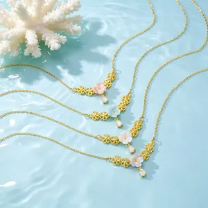 Vergulde zirkoon bloem ketting set met kleurrijke schelp hangers en elegante druppelsteentjes.