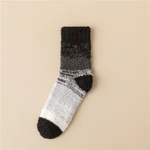 Detailansicht der Herren Korallenfleece Farbverlauf Wintersocken nah fluffy Textur