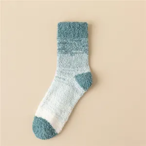 Nahaufnahme Detail von warmen Korallenfleece Farbverlauf Socken, weiche Pluesch Textur.