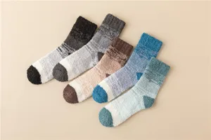 Nahaufnahme der flauschigen Korallenfleece-Wintersocken mit einem trendigen Farbverlauf-Design.