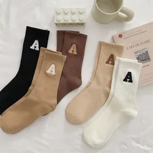 Calze lunghe a coste da donna con ricamo lettera A design casual calzetteria.