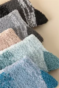 Nahaufnahme Detail von dicken Pluesch Korallenfleece flauschigen Winter Socken Muster.