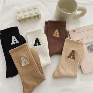 Calzini a coste in stile coreano con lettera A ricamata, cotone morbido casual da donna.