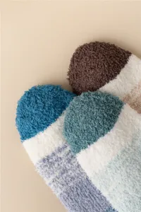 Nahaufnahme von weichen Korallenfleece flauschigen Wintersocken mit Farbverlauf Textur.