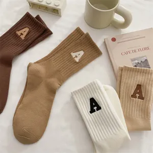 Calze da donna in cotone a coste con ricamo di lettere stile college per uso quotidiano.