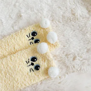 Flauschige Damen Korallenfleece Katzensocken mit Bommeln, dicke warme Kuschelsocken daheim.