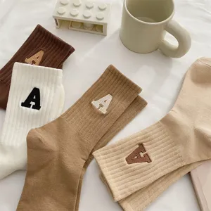 Comode calze in morbido cotone con ricamo di lettere, stile alla moda per ogni giorno.
