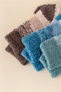 Flauschige Korallen-Fleece Socken Farbverlauf Detailaufnahme, warme kuschelige Wintersocken.