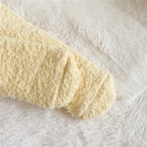 Detailansicht der ultraweichen kuscheligen flauschigen warmen Korallenfleece Bodensocken.