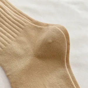 Primo piano dettaglio di classici calzini a coste lavorati a maglia in colore cachi.