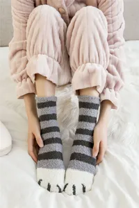 Chaussettes de sommeil d'hiver douillettes et épaisses pour femmes avec design de griffe de chat.