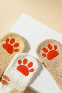 Gros plan détaillé de chaussettes d'hiver en molleton doux avec patte de chat antidérapante.
