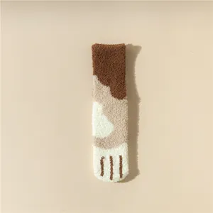 Chaussettes de sol d'hiver en polaire corail pour femmes avec motif de patte de chat chaud.