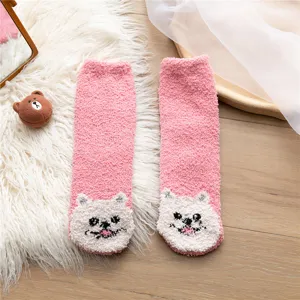 Süße rosa Korallenfleece Flauschsocken für Damen, dicke warme Wintersocken mit niedlichem Tiergesicht.