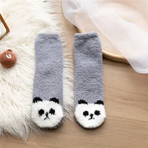 Gemütliche Panda Plüschsocken Detailansicht, weiches Korallenfleece Material, warme Wintersocken.