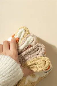 Détail de chaussettes en peluche douces, belle matière corail polaire pour l'hiver.