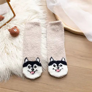 Kuschelige Wintersocken Detailaufnahme mit niedlichem Welpen Gesicht und weicher Korallenfleece Struktur.