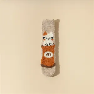 Chaussettes d'intérieur douillettes en molleton corail pour femmes avec motif de chat mignon.