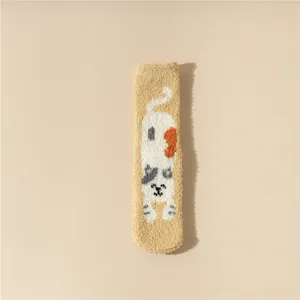 Détail de chaussette polaire corail en peluche, motif chat doux et épaissi pour le confort d'hiver.