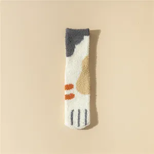 Chaussettes d'hiver moelleuses en polaire corail pour femmes, chat patte chaussettes détail.