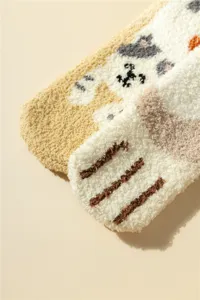 Vue détaillée de chaussettes douillettes en polaire corail hiver pour femmes motif pattes.