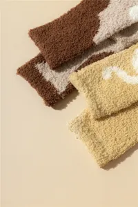 Chaussettes douillettes epaisses, matiere polaire corail douce, vetement de maison confortable.