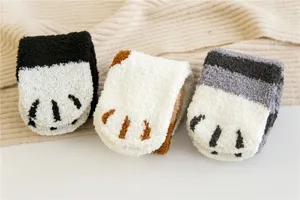 Vue détaillée de chaussettes pelucheuses chat patte, chaussettes hiver chaudes et douces.