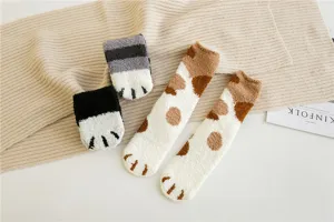 Chaussettes de sol d'hiver en peluche douillette avec joli design de patte de chat, corail chaud.